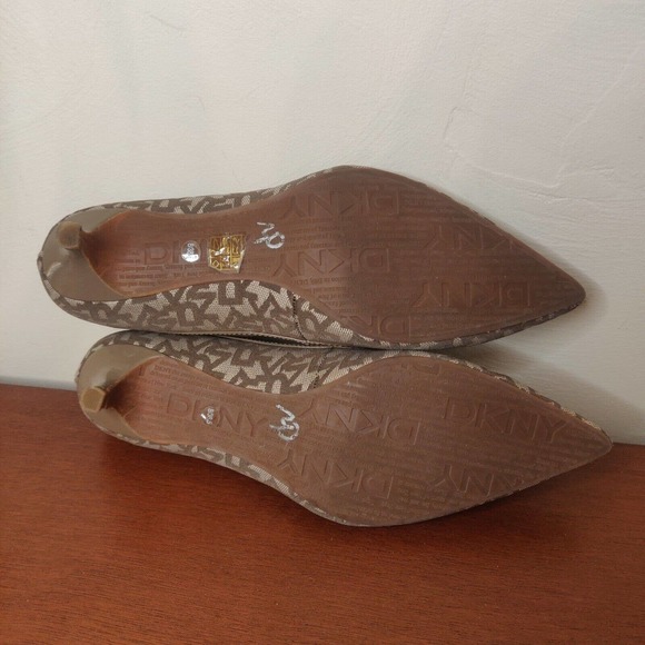 DKNY Women's Shoes Pumps Low Heel Brown Logo Gold Accent Size 8. - Picture 6 of 7